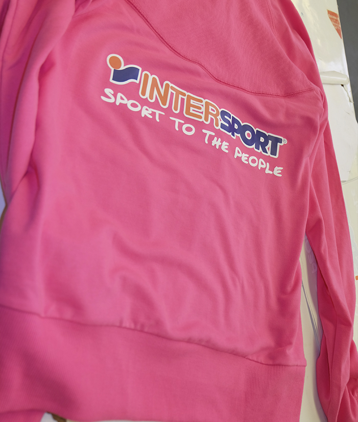 шелкотрафаретный трансфер на толстовке